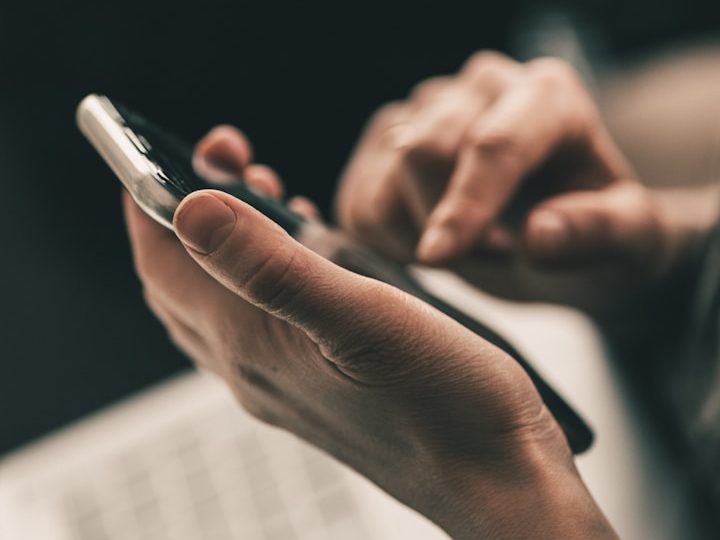 Kontakt aufnehmen Person nutzt ein Smartphone zur Kontaktaufnahme mit Ponyhof Chlan – Flexible Kinder- und Jugendhilfe.